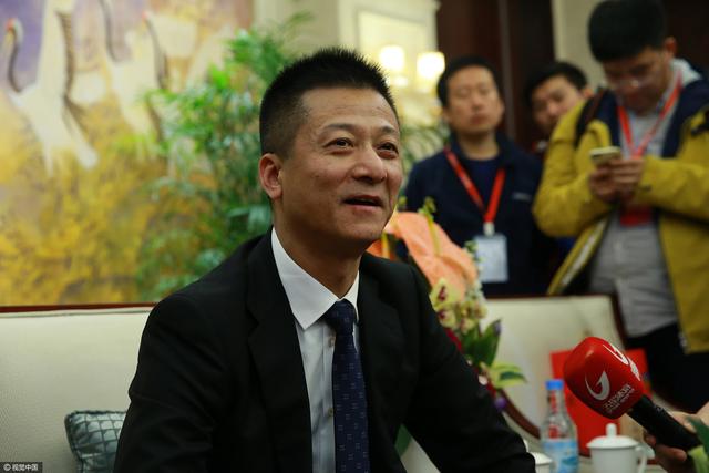 待会儿就让人把她办了，给吴总您助助兴。